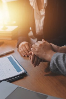 Yargıç Gavin ve Adalet Avukatları hukuk firmasının arka planında takım toplantısı yapıyorlar. Hukuk ve Hukuk Hizmetleri kavramları.