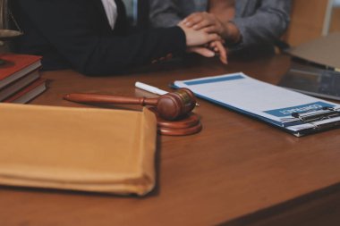 Yargıç Gavin ve Adalet Avukatları hukuk firmasının arka planında takım toplantısı yapıyorlar. Hukuk ve Hukuk Hizmetleri kavramları.