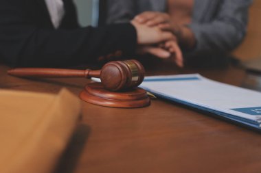 Yargıç Gavin ve Adalet Avukatları hukuk firmasının arka planında takım toplantısı yapıyorlar. Hukuk ve Hukuk Hizmetleri kavramları.