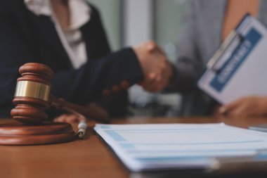 Yargıç Gavin ve Adalet Avukatları hukuk firmasının arka planında takım toplantısı yapıyorlar. Hukuk ve Hukuk Hizmetleri kavramları.