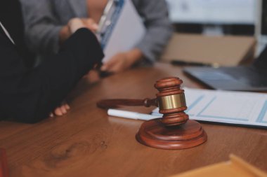 Yargıç Gavin ve Adalet Avukatları hukuk firmasının arka planında takım toplantısı yapıyorlar. Hukuk ve Hukuk Hizmetleri kavramları.