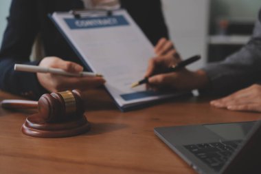 Yargıç Gavin ve Adalet Avukatları hukuk firmasının arka planında takım toplantısı yapıyorlar. Hukuk ve Hukuk Hizmetleri kavramları.