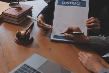 Yargıç Gavin ve Adalet Avukatları hukuk firmasının arka planında takım toplantısı yapıyorlar. Hukuk ve Hukuk Hizmetleri kavramları.