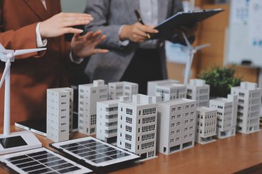 İş adamları arasında güneş pili paneli teknolojisi ve Güneş Enerjisi Çevre Kenti kavramındaki son gelişmeler üzerine tartışma.