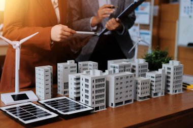 İş adamları arasında güneş pili paneli teknolojisi ve Güneş Enerjisi Çevre Kenti kavramındaki son gelişmeler üzerine tartışma.