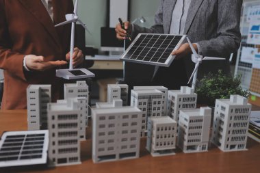 İş adamları arasında güneş pili paneli teknolojisi ve Güneş Enerjisi Çevre Kenti kavramındaki son gelişmeler üzerine tartışma.