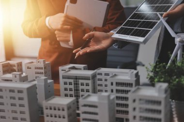 İş adamları arasında güneş pili paneli teknolojisi ve Güneş Enerjisi Çevre Kenti kavramındaki son gelişmeler üzerine tartışma.