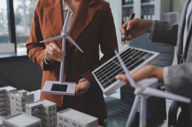 İş adamları arasında güneş pili paneli teknolojisi ve Güneş Enerjisi Çevre Kenti kavramındaki son gelişmeler üzerine tartışma.