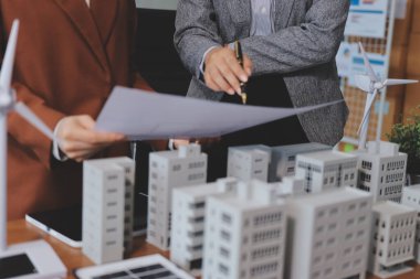 İş adamları arasında güneş pili paneli teknolojisi ve Güneş Enerjisi Çevre Kenti kavramındaki son gelişmeler üzerine tartışma.
