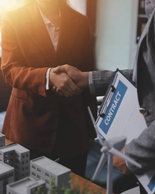 İş adamları arasında güneş pili paneli teknolojisi ve Güneş Enerjisi Çevre Kenti kavramındaki son gelişmeler üzerine tartışma.