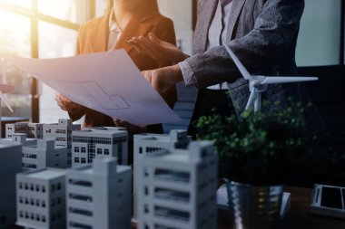 İş adamları arasında güneş pili paneli teknolojisi ve Güneş Enerjisi Çevre Kenti kavramındaki son gelişmeler üzerine tartışma.