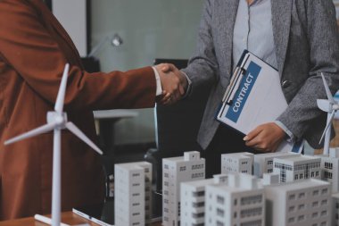 İş adamları arasında güneş pili paneli teknolojisi ve Güneş Enerjisi Çevre Kenti kavramındaki son gelişmeler üzerine tartışma.