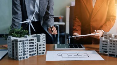 İş adamları arasında güneş pili paneli teknolojisi ve Güneş Enerjisi Çevre Kenti kavramındaki son gelişmeler üzerine tartışma.