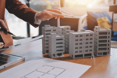 İş adamları arasında güneş pili paneli teknolojisi ve Güneş Enerjisi Çevre Kenti kavramındaki son gelişmeler üzerine tartışma.