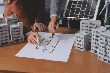 İş adamları arasında güneş pili paneli teknolojisi ve Güneş Enerjisi Çevre Kenti kavramındaki son gelişmeler üzerine tartışma.