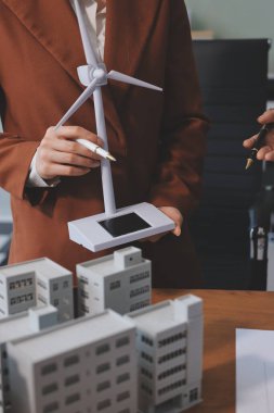 İş adamları arasında güneş pili paneli teknolojisi ve Güneş Enerjisi Çevre Kenti kavramındaki son gelişmeler üzerine tartışma.