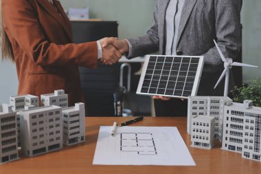 İş adamları arasında güneş pili paneli teknolojisi ve Güneş Enerjisi Çevre Kenti kavramındaki son gelişmeler üzerine tartışma.