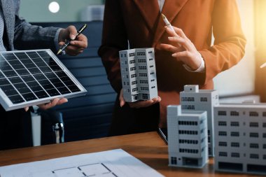 İş adamları arasında güneş pili paneli teknolojisi ve Güneş Enerjisi Çevre Kenti kavramındaki son gelişmeler üzerine tartışma.