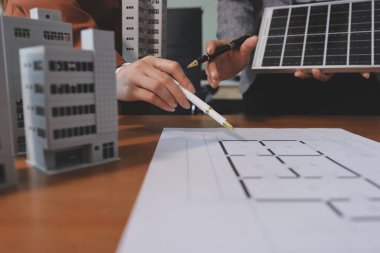 İş adamları arasında güneş pili paneli teknolojisi ve Güneş Enerjisi Çevre Kenti kavramındaki son gelişmeler üzerine tartışma.