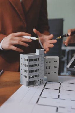 İş adamları arasında güneş pili paneli teknolojisi ve Güneş Enerjisi Çevre Kenti kavramındaki son gelişmeler üzerine tartışma.