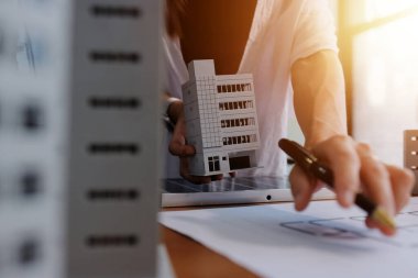 İş adamları arasında güneş pili paneli teknolojisi ve Güneş Enerjisi Çevre Kenti kavramındaki son gelişmeler üzerine tartışma.