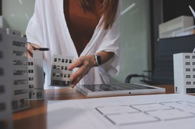 İş adamları arasında güneş pili paneli teknolojisi ve Güneş Enerjisi Çevre Kenti kavramındaki son gelişmeler üzerine tartışma.