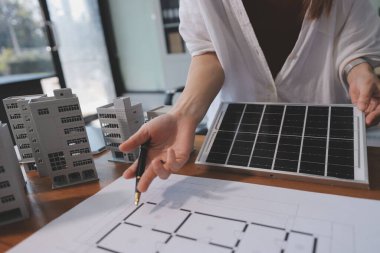 İş adamları arasında güneş pili paneli teknolojisi ve Güneş Enerjisi Çevre Kenti kavramındaki son gelişmeler üzerine tartışma.