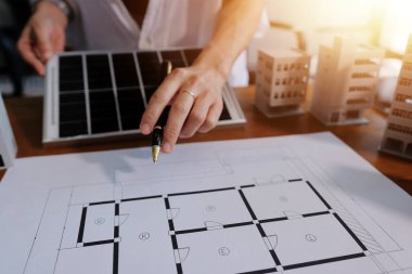 İş adamları arasında güneş pili paneli teknolojisi ve Güneş Enerjisi Çevre Kenti kavramındaki son gelişmeler üzerine tartışma.