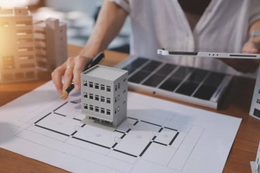 İş adamları arasında güneş pili paneli teknolojisi ve Güneş Enerjisi Çevre Kenti kavramındaki son gelişmeler üzerine tartışma.