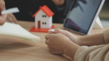 yakın plan - kadın eli ile bir tablet ile ahşap bir evin arka planında