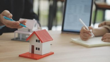 Model ve hesap makineli ev modeli, ev ve model planı,