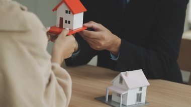 Emlakçı ev modelini yeni ev almak için gösteriyor