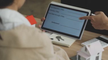 İş adamları finansal grafikleri ve grafikleri tartışıyor