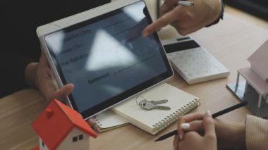 dijital tablet ve dijital tabletle çalışan kadın