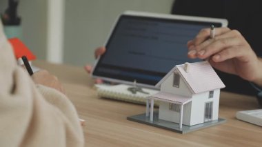 Emlakçı ev modelini gösteriyor, emlak konsepti.