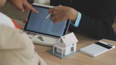 İş adamı dijital tablet kullanarak ev satın alıyor.