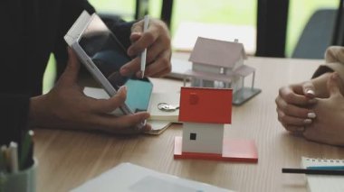 Dijital pazarlama ve iş planı, takım çalışması ve girişim kavramı ile çalışan iş adamları