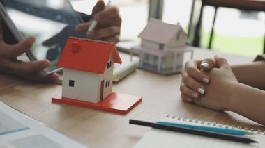 İş adamları toplanıyor, iş tartışıyorlar, beyin fırtınası, takım çalışması konsepti