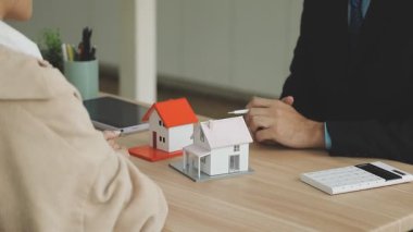 Emlakçı ofisinde genç çift için anahtarları verilmesi