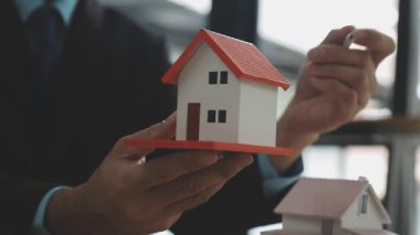 Emlakçı evin modelini ve modelini gösteriyor..