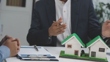 Emlakçı ev modelini müşteriye gösteriyor