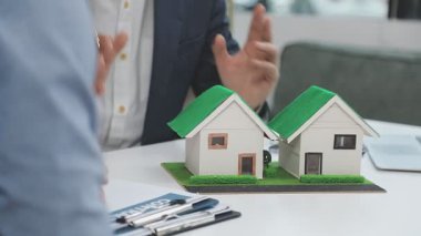 Emlakçı ev ya da ev almak için emlakçının modelini veriyor. mortgage kavramı.