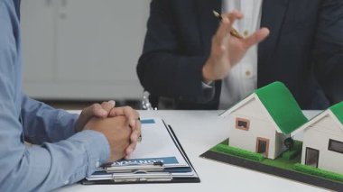 İş adamı ve emlakçı bir evi tartışıyor