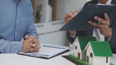 İş ekibi ev modeliyle çalışıyor.