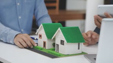 Ev modeli ve modeli olan bir adam.