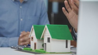 Ev modeli, ev ve ofis modeli olan emlakçı ya da temsilci, konsept