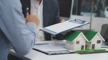 İş adamları evde çalışıyor.