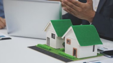 Emlakçı ev modelini gösteriyor.