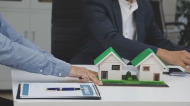 Emlakçı model ev modeli gösteriyor