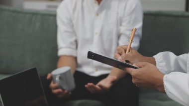 Ofiste Tablet kullanan Genç İşadamı